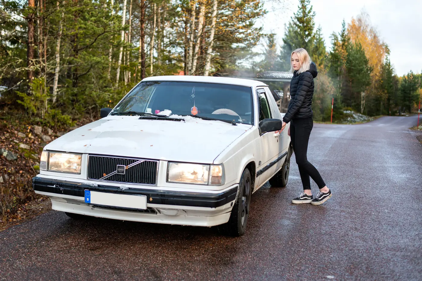 En ung tjej är påväg att öppna förardörren på en A-traktor